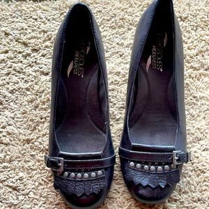 Women’s Dress Shoe. Aerosols Heel Rest Black. Size 7.